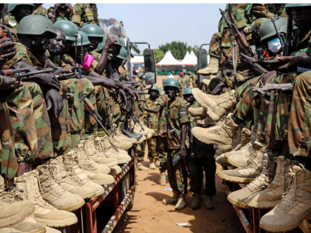 Des soldats des Forces de défense du peuple du Soudan du Sud (SSPDF) se préparent à être déployés en RDC après leur cérémonie de départ au quartier général de la SSPDF à Juba le 28 décembre 2022. AFP - SAMIR BOL