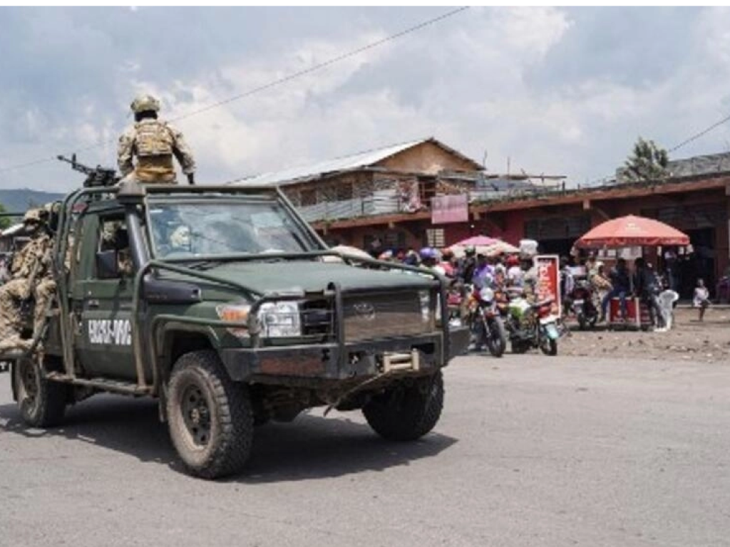 Des troupes de la force commune de la Communauté d'Afrique de l'Est en patrouille à Goma, le 2 décembre 2022, trois jours après des attaques du M23. AFP - GLODY MURHABAZI