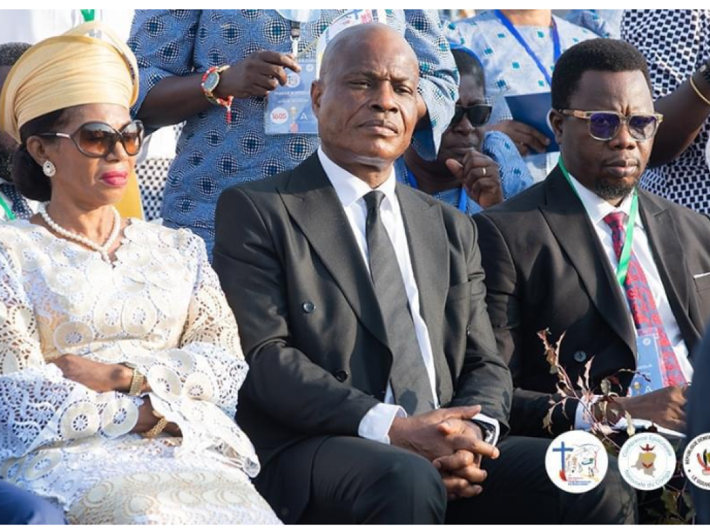 Martin Fayulu et son epouse lors de la messe dite par le Pape Francois 