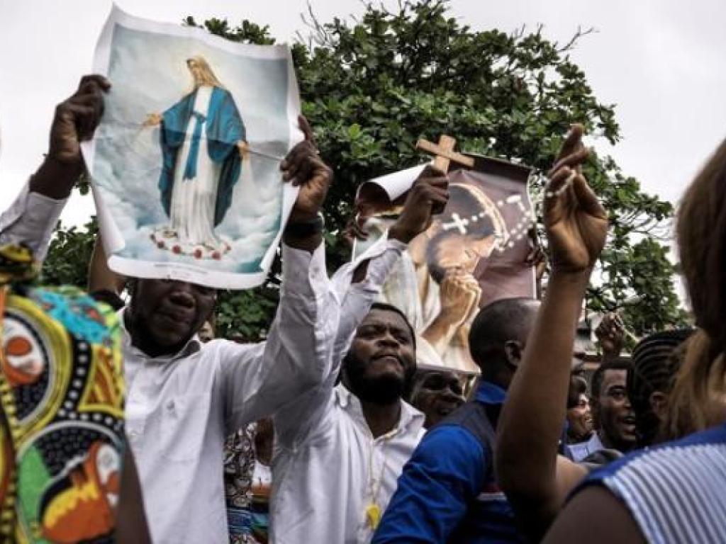 L' accueil fervent du Pape Francois par les fideles catholiques 