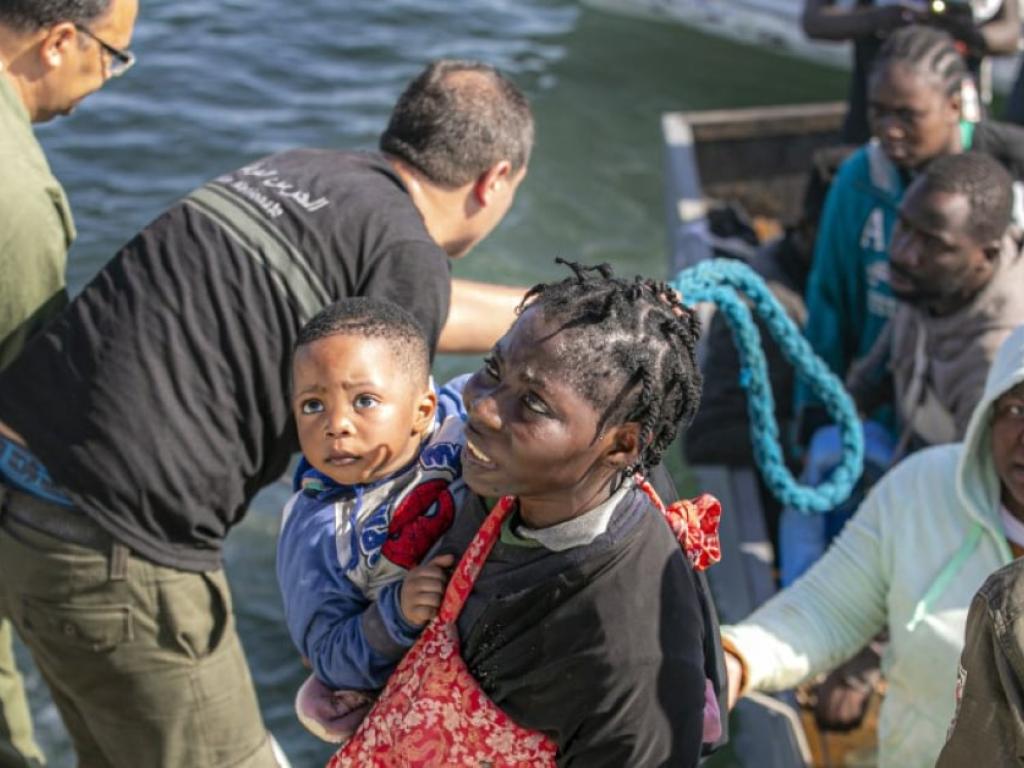 Des migrants africains au large de la ville de Sfax, dans le sud de la Tunisie, le 28 octobre 2022. © Yassine Gaidi / Anadolu Agency via AFP