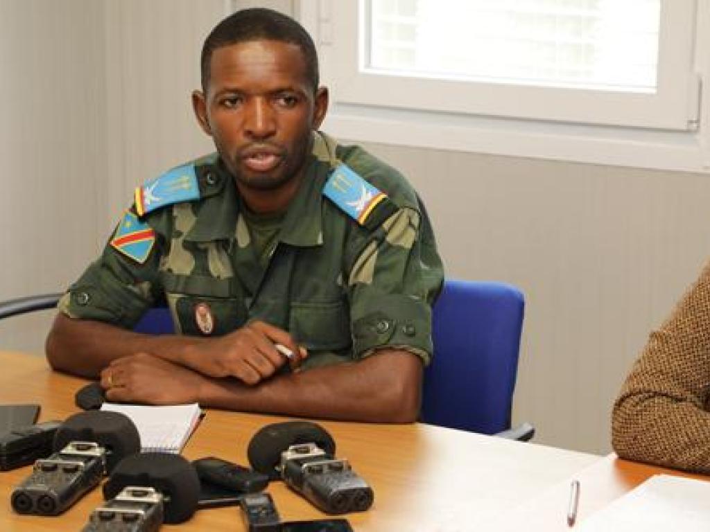 (Photo d'archive) Le porte-parole des opérations Sokola 1 Grand-Nord, lieutenant Antony Mwalushayi, au cours d'une conférence de presse à Beni le 14 mai 2021. Photo MONUSCO/Michaël Ali.