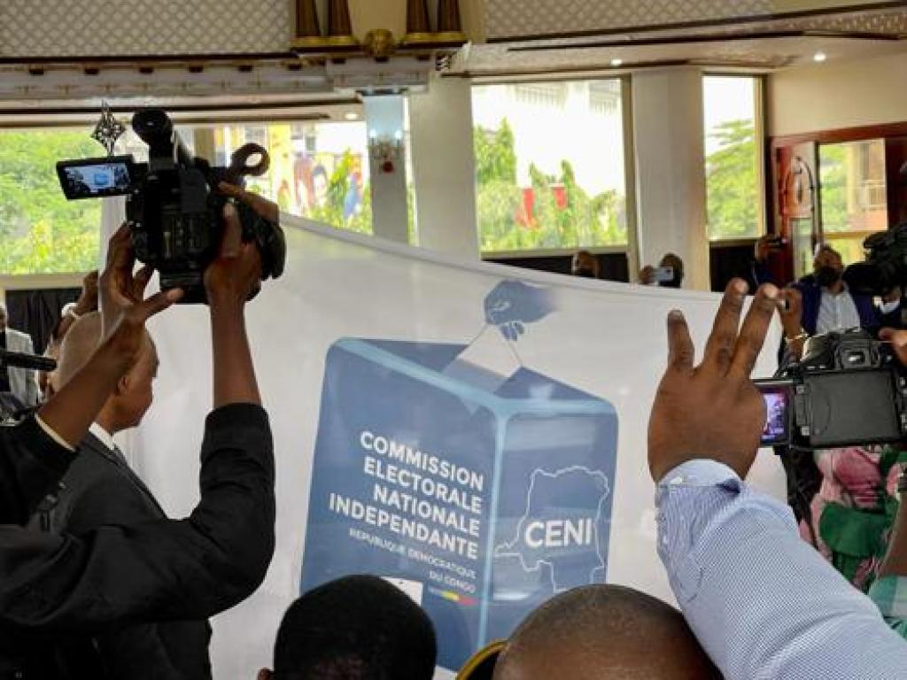 Le nouveau logo de la CENI, présenté lundi 16 mai 2022 à Kinshasa par le président de cette institution, Denis Kadima. Radio Okapi/Ph. Etienne Rougerie.