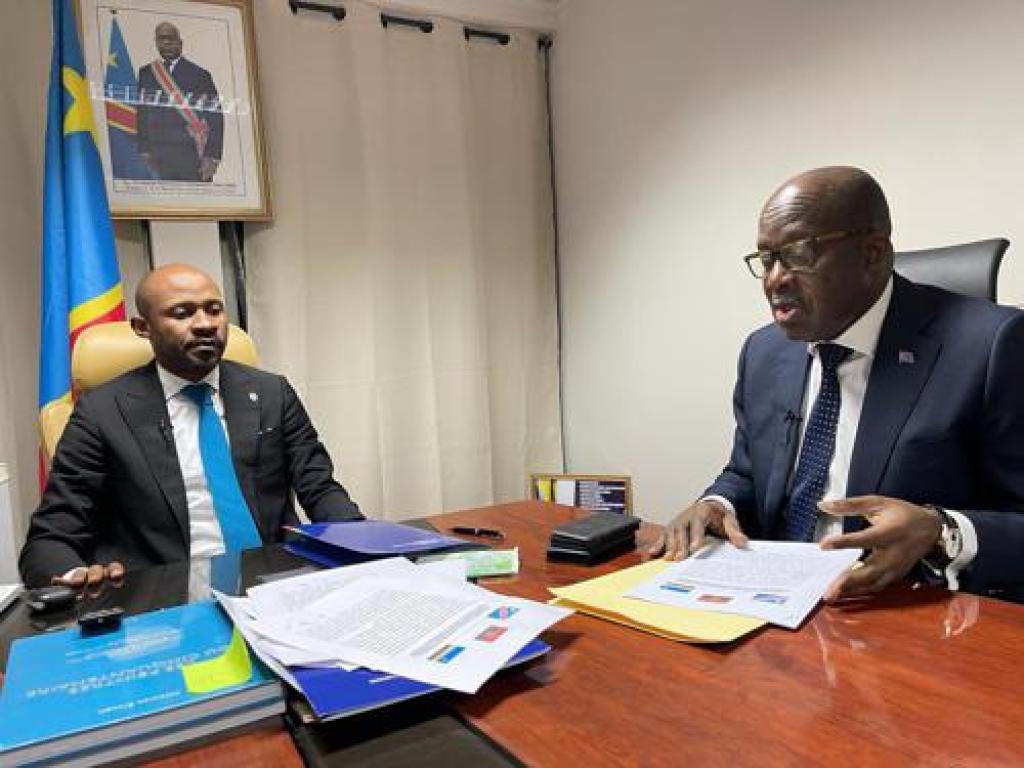 Le ministre des Affaires étrangères, Christophe Lutundula, avant la conférence de presse conjointe organisée avec son collègue de la Communication et des Médias, Patrick Muyaya, le 23/07/2022 à Kinshasa. Ministère de la Communication