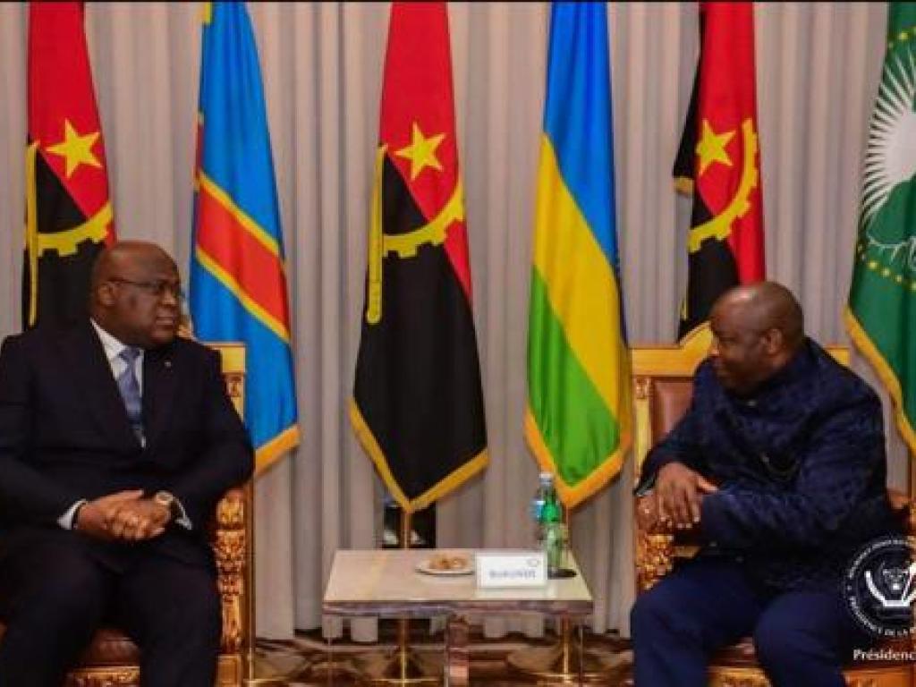 Le Président Félix Tshisekedi entrain d'échanger avec son homologue Evariste Ndayishimiye président en exercice de l'EAC lors du mini-sommet de Luanda. Le 23 novembre 2022. Ph/ Cellule de Communication Présidence