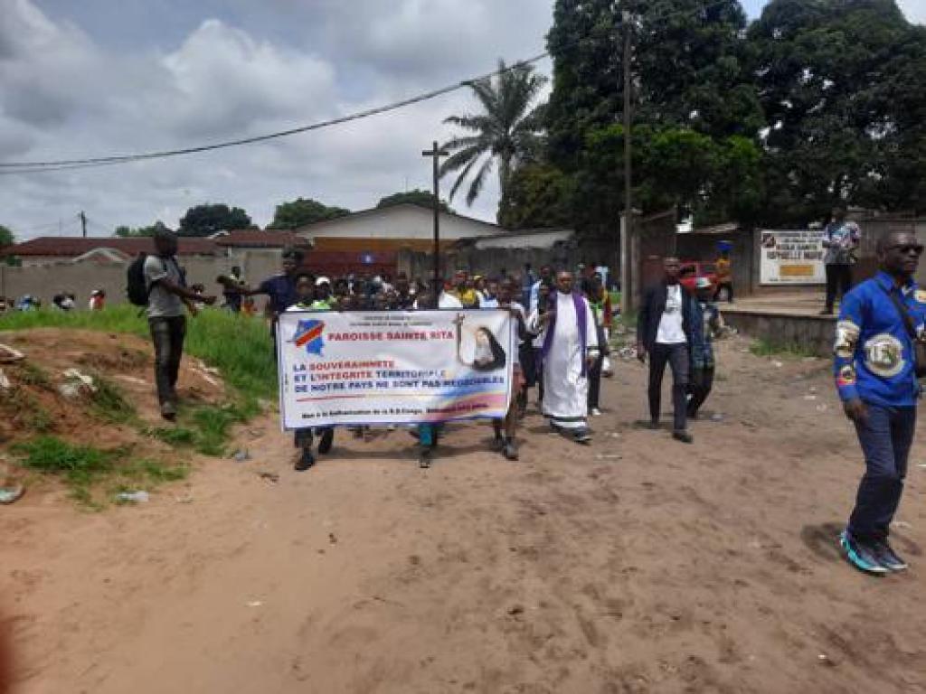 Les fidèles de la paroisse Sainte Rita lors de la marche des chrétiens catholiques, le 4 décembre 2022 à Kinshasa, pour dénoncer notamment la guerre à l'Est de la RDC. Radio Okapi/Ph. Jonathan