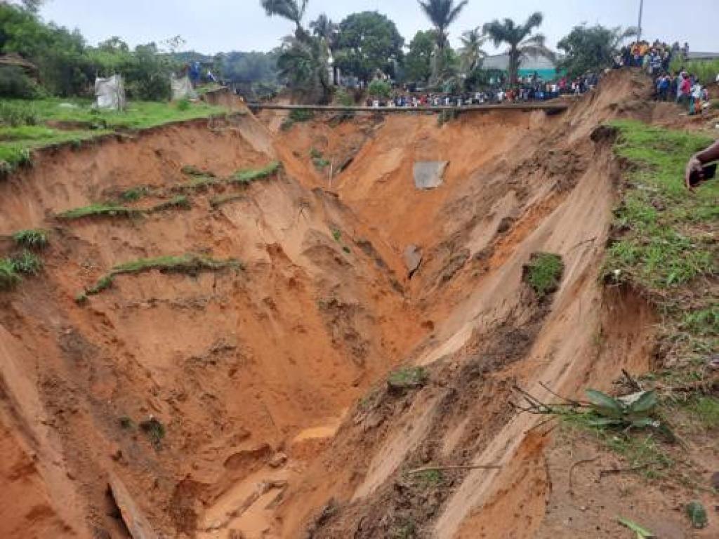 |Archives] La route nationale numéro 1 coupée en deux au quartier Matadi Kibala dans la commune de Mont-Ngafula à Kinshsasa, le 13 décembre 2022. Radio Okapi.Ph/Jonathan Fuanani