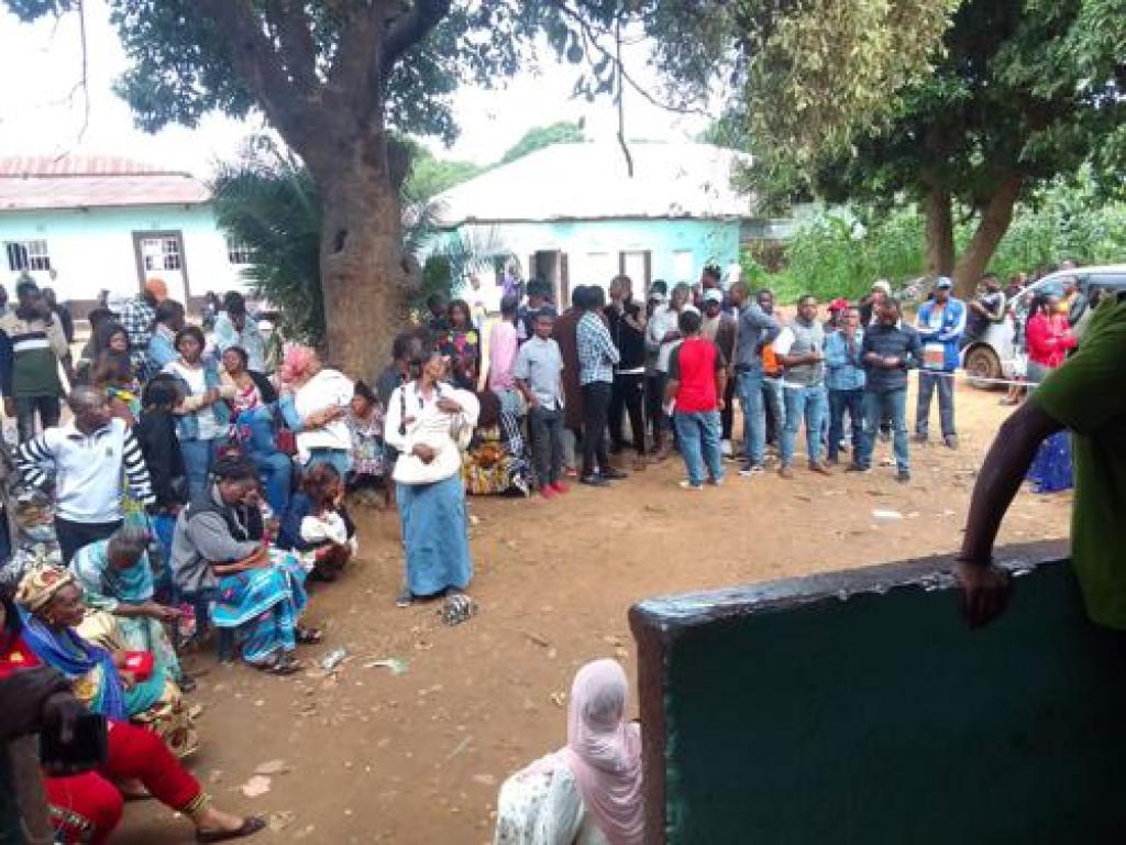 Les requérants au centre d'identification et d'enrolement des electeurs en attente au college Jean Calvin sur l'avenue de la révolution à Lubumbashi. Haut-Katanga, le 17 février 2023 Radio Okapi/Ph. Jean Ngandu
