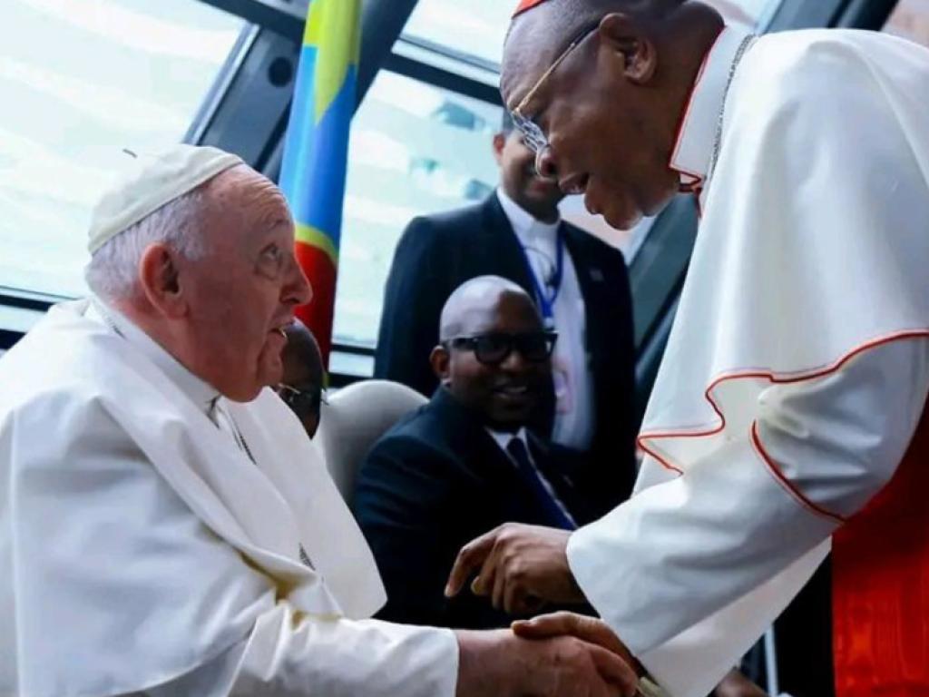 Le Cardinal Ambongo s' entretenant avec le Pape Francois a son arrivee en RDC