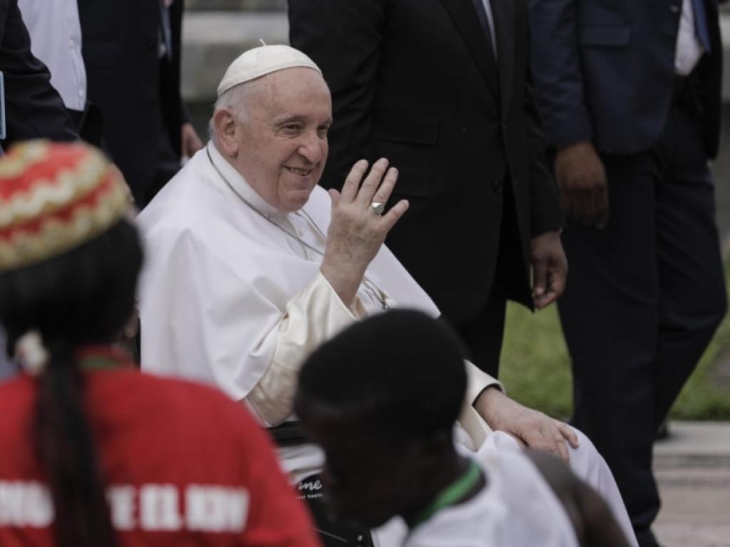 Le pape François à son arrivée à l’aéroport international de N’djili à Kinshasa, le 31 janvier 2023. © Alexis Huguet / AFP