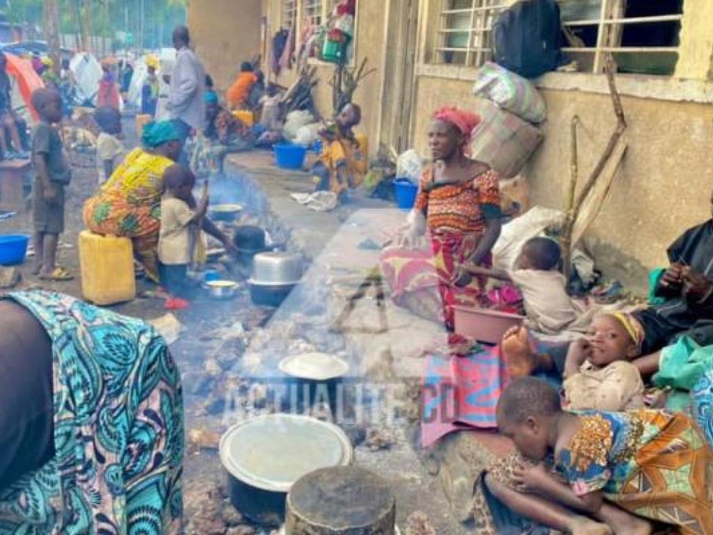 Des déplacés dans une école dans le territoire de Nyiragongo