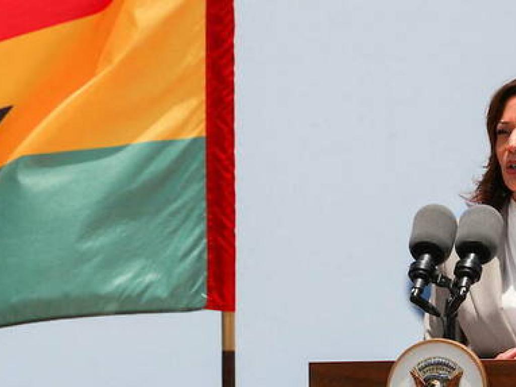 Accompagnee de son mari Douglas Emhoff, Kamala Harris a ete accueillie a l'aeroport d'Accra par le vice-president du Ghana Mahamudu Bawumia et de hauts responsables. Accompagnée de son mari Douglas Emhoff, Kamala Harris a été accueillie à l'aéroport d'Accra par le vice-président du Ghana Mahamudu Bawumia et de hauts responsables. © NIPAH DENNIS / AFP