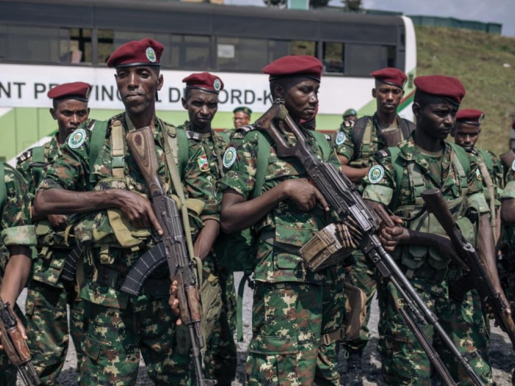 Les 30 soldats burundais envoyés par l’EAC ont atterri à l’aéroport de Goma, dans l’est de la RDC, le 5 mars 2023. © ALEXIS HUGUET / AFP  « P