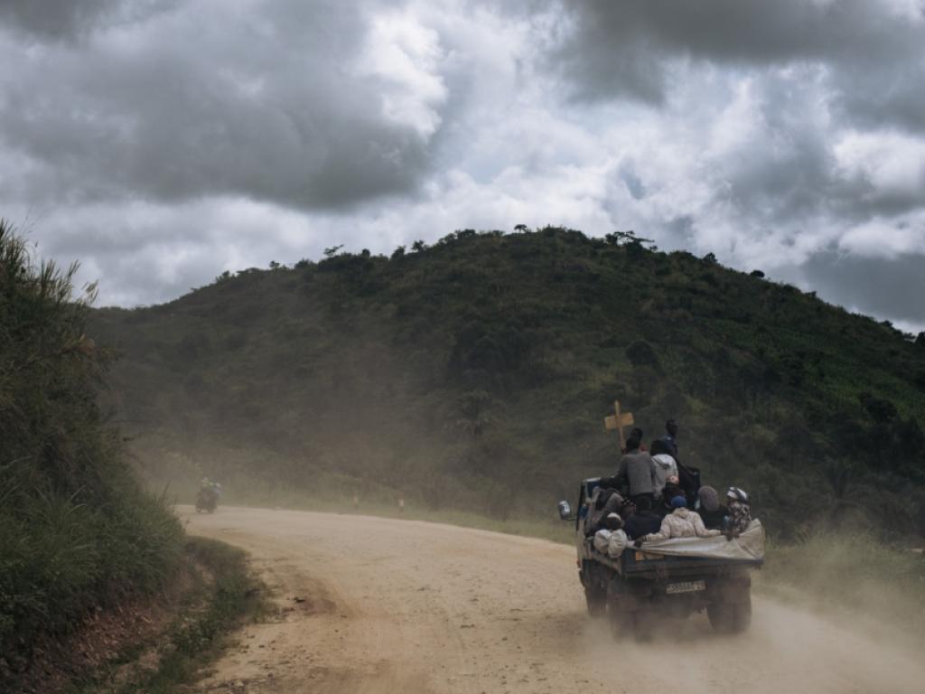 Sur cette photo d’archive prise le 23 mai 2021, un convoi funéraire parcourt la route de Beni à la frontière ougandaise, à 80 kilomètres à l’Est, au nord-est de la RDC © ALEXIS HUGUET / AFP