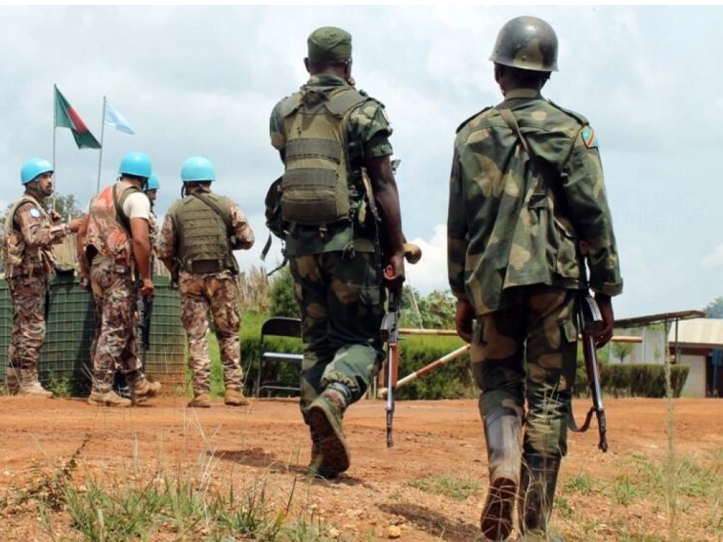 Des soldats des FARDC passent devant des soldats de la Monusco à Mavivi dans le Nord-Kivu (image d'illustration). AFP - ALAIN WANDIMOYI