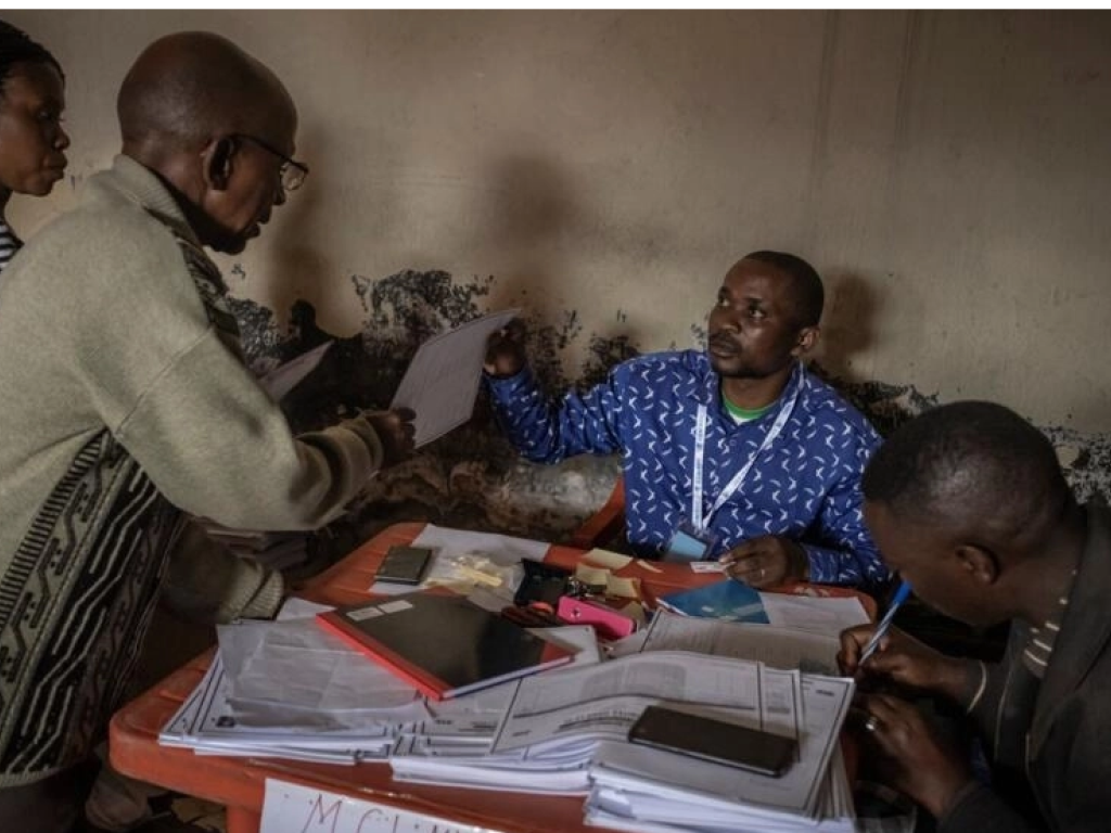 Des résidents enregistrant leurs données dans un centre d'inscription le premier jour de l'opération à Goma, dans l'est de la République démocratique du Congo, le 16 février 2023. [Image d’illustration] AFP - GUERCHOM NDEBO