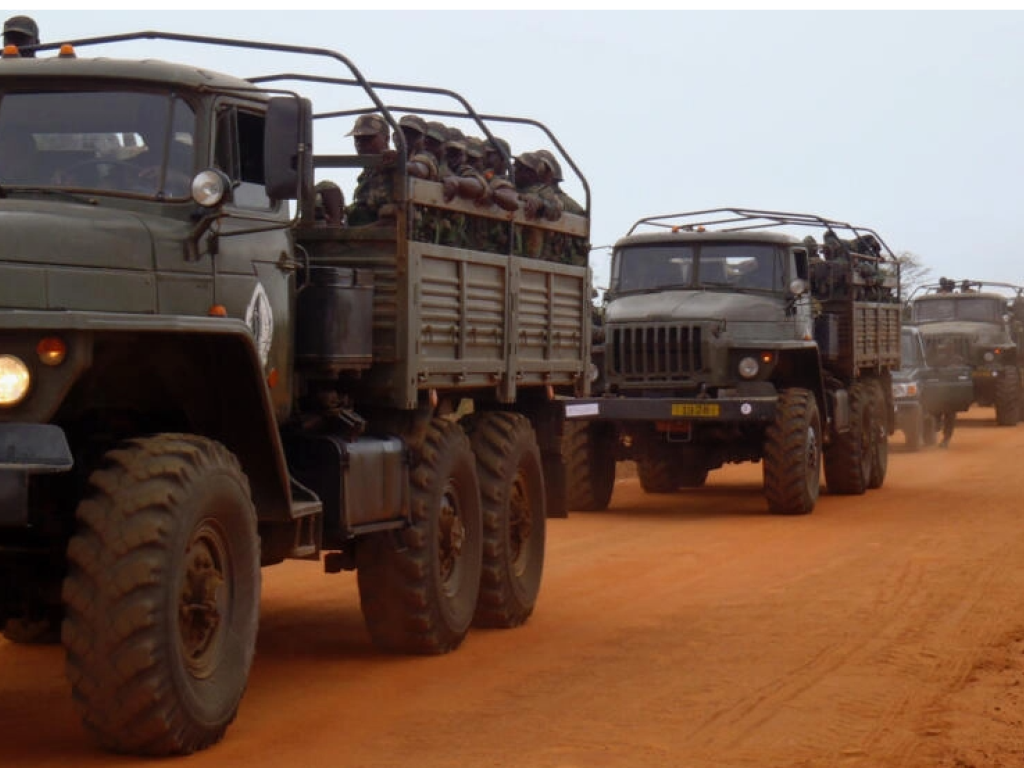 Des camions de l'armée angolaise avec des soldats lors de l'exercice Kwanza en 2010 (Image d'illustration). © Wikimedia Commons CC BY 2.0 US Army Africa