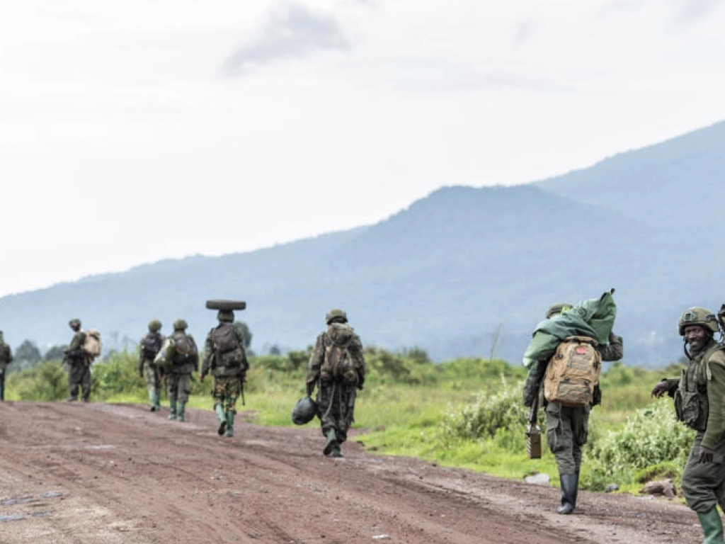 Des combattants du M23 sur une route de RDC, après leur retrait de Kibumba, le 23 décembre 2022. AP - Moses Sawasawa Texte par : RFI Suivre 1 mn