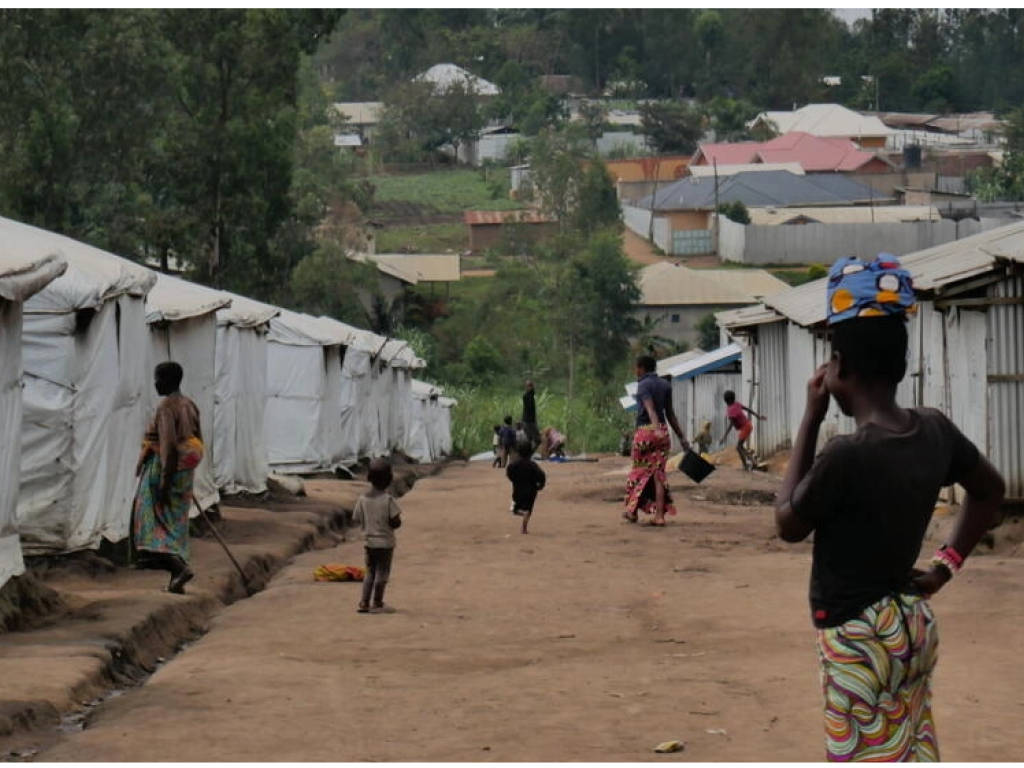 Des déplacés habitant le camp de Kigonzi (Est de la RDC) depuis 5 ans pour certains d'entre eux, sans espoir de rentrer chez eux. © Coralie Pierret/RFI