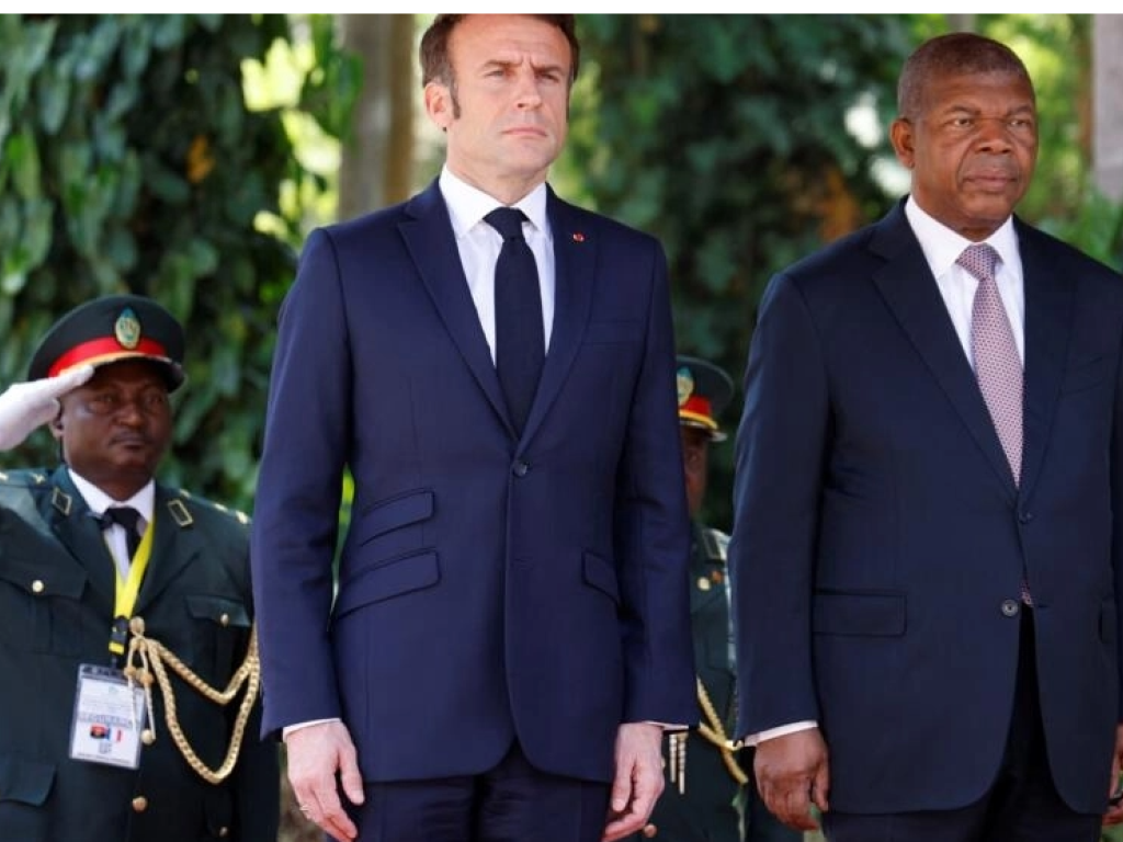 Le président français Emmanuel Macron (à gauche) accueilli par le président angolais Joao Lourenço au palais présidentiel Casa Rosada, à Luanda, le 3 mars 2023. AFP - LUDOVIC MARIN