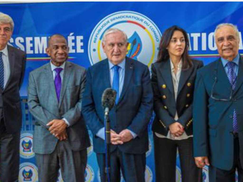 L’ancien Premier ministre français Jean-Pierre Raffarin à l’issue de son échange avec le Président de l’Assemblée nationale Christophe Mboso. Assemblée nationale