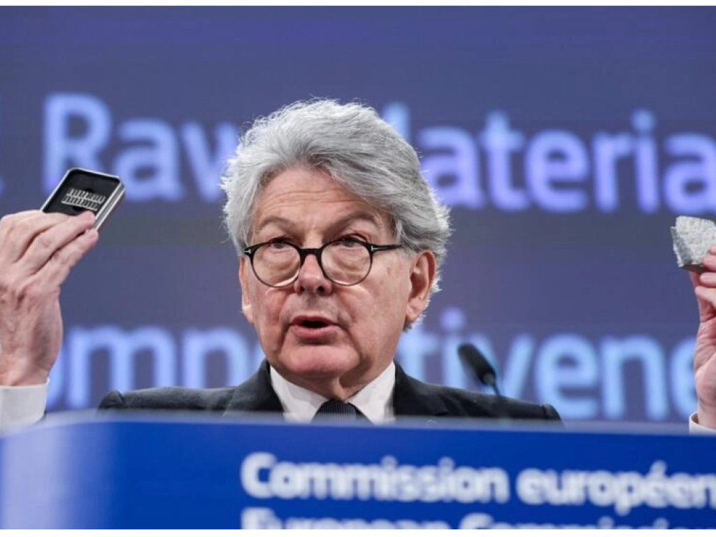 Le commissaire européen au Marché intérieur Thierry Breton s'exprime lors d'une conférence de presse sur la loi sur les matières premières critiques, la stratégie de compétitivité à long terme de l'UE et les 30 ans du marché unique au siège de l'UE à Bruxelles, le 16 mars 2023. AFP - KENZO TRIBOUILLARD