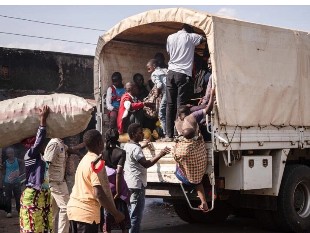 Des Congolais au poste frontière de Bunagana lors de l'arrivée du M23, le 7 juin 2022. © BADRU KATUMBA/AFP