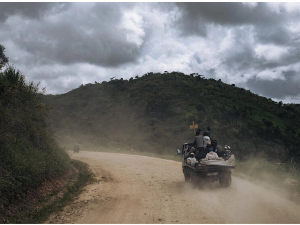 Un convoi funéraire traverse la route depuis Béni, dans l'est de la République démocratique du Congo, ici le 23 mai 2021. © Alexis Huguet, AFP