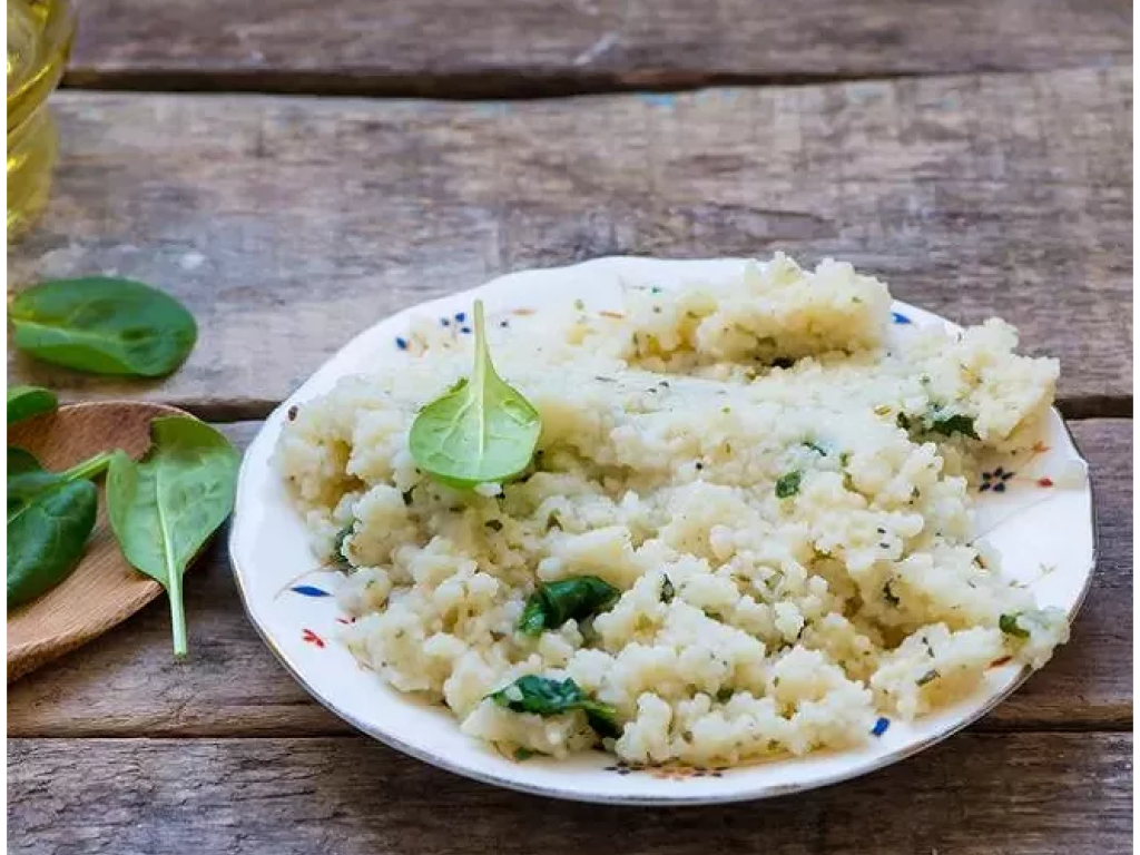 Ajoutez le couscous et remuez une seule fois puis éteignez le feu. Deux min après, à l'aide d'une fourchette, remuez le tout : le "dambou" est prêt !