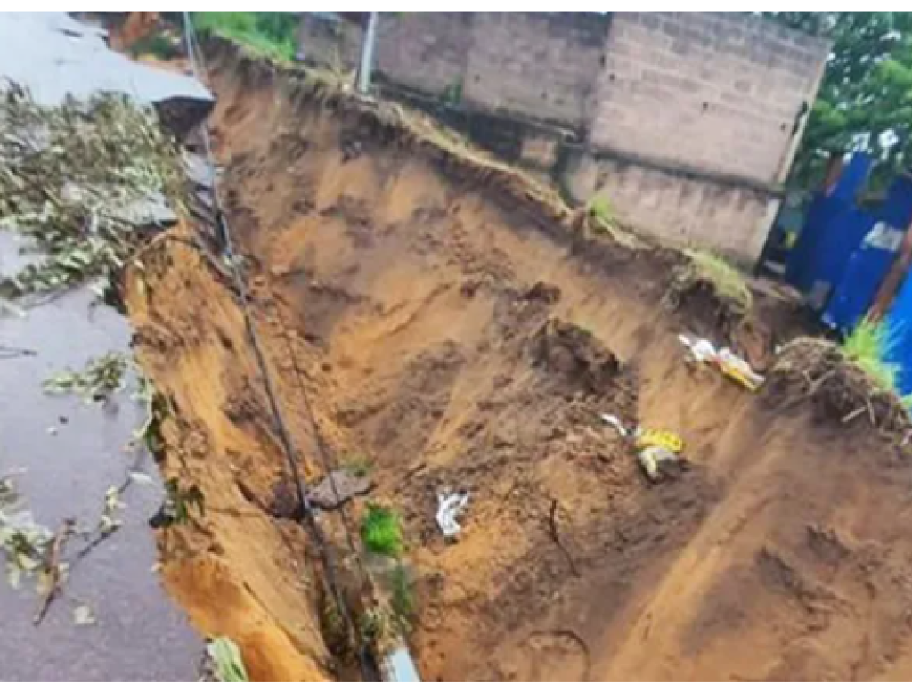 Ravin créé par les eaux de pluie sur la route menant à l’UNIKIN