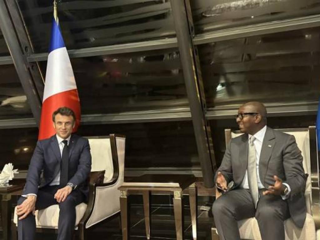 Emmanuel Macron à l'aéroport de N'djili avec Sama Lukonde