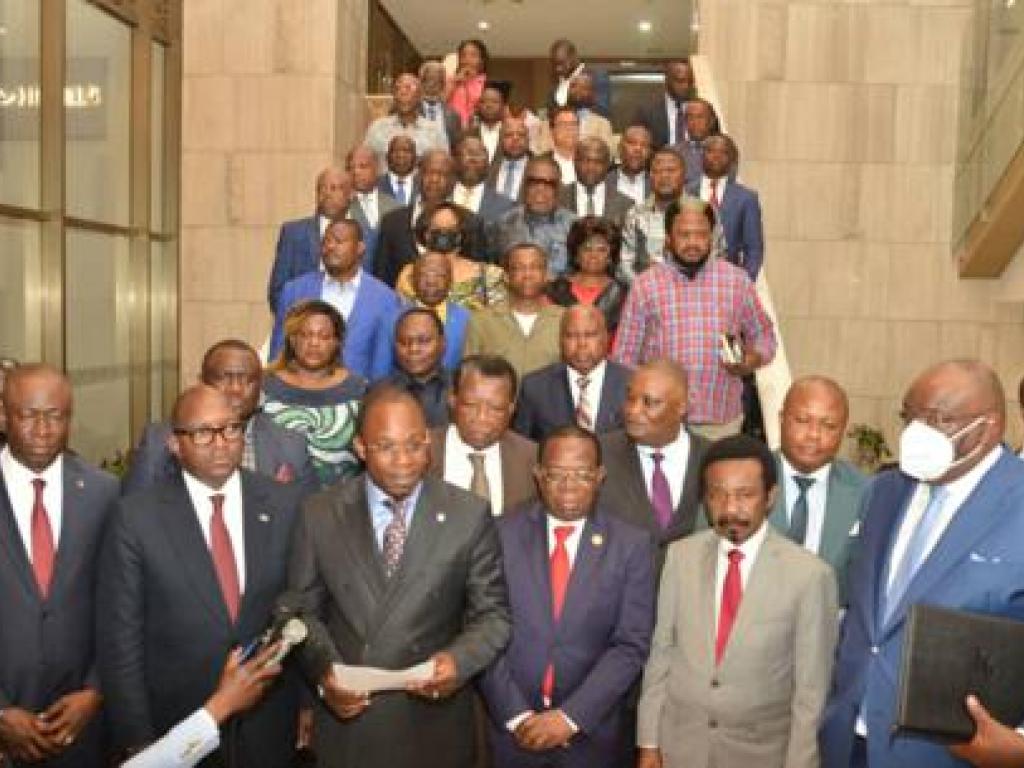 Des chefs des partis et regroupements politiques membres de l’Union sacrée de la nation lors de la signature d’une déclaration politique lundi 8 août 2022 à Kinshasa. Photo/Sénat