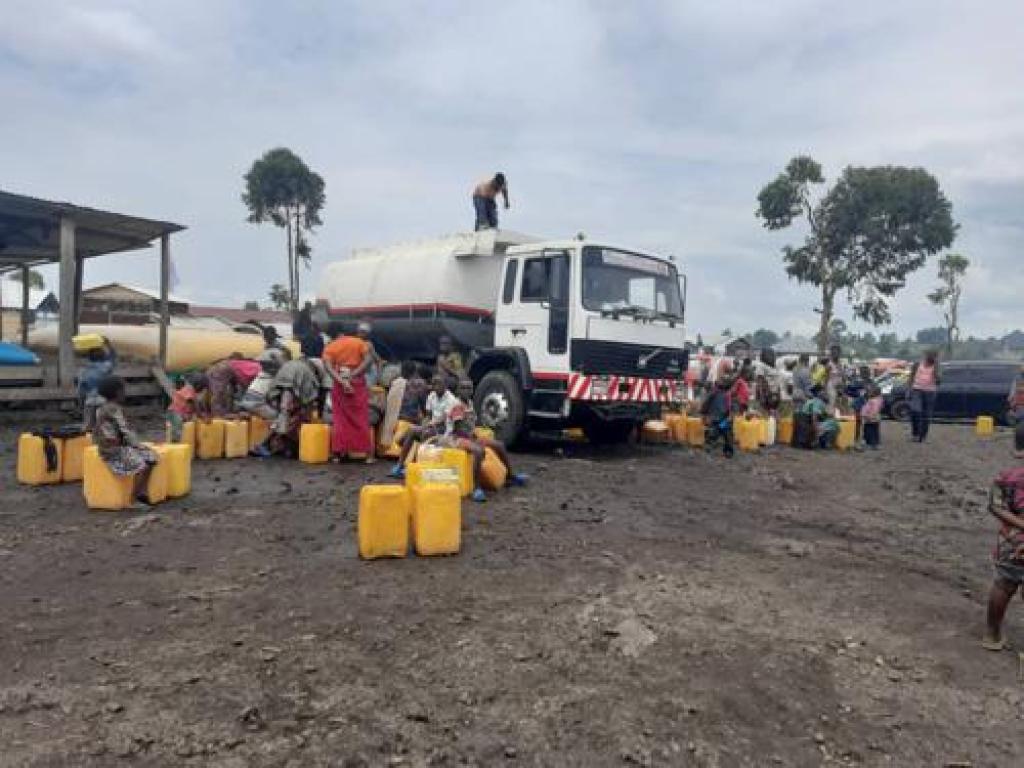 Un camion citerne cenu ravitailler en eau potable un de site des déplacés de Rutshuru installé à Kanyaruchinya, dans le territoire de Nyiragongo. Nord-Kivu, le samedi 5 novembre 2022. Radio Okapi.Ph/ Sifa Maguru