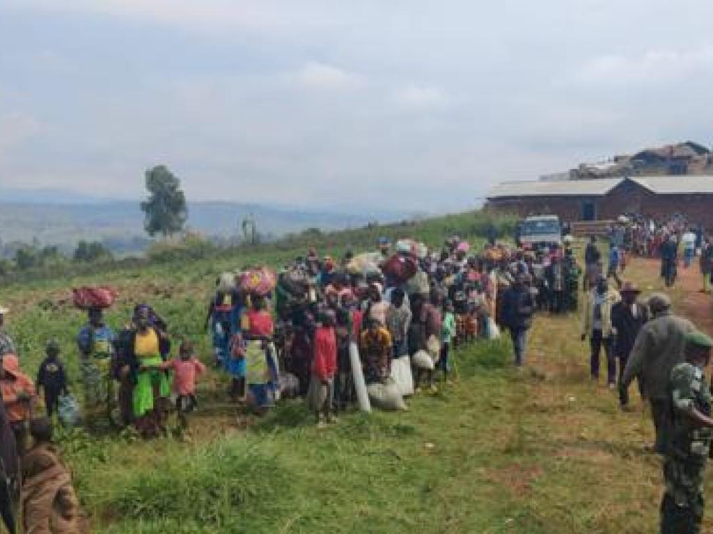 Plus de 200 femmes, encerclées dans leurs champs par des combattants de la CODECO, se préparent à être évacuées par la MONUSCO et les FARDC du village Logotapkpa( Djugu) vers le site des déplacés de Rhoe, le 10 janvier 2023. Photo MONUSCO