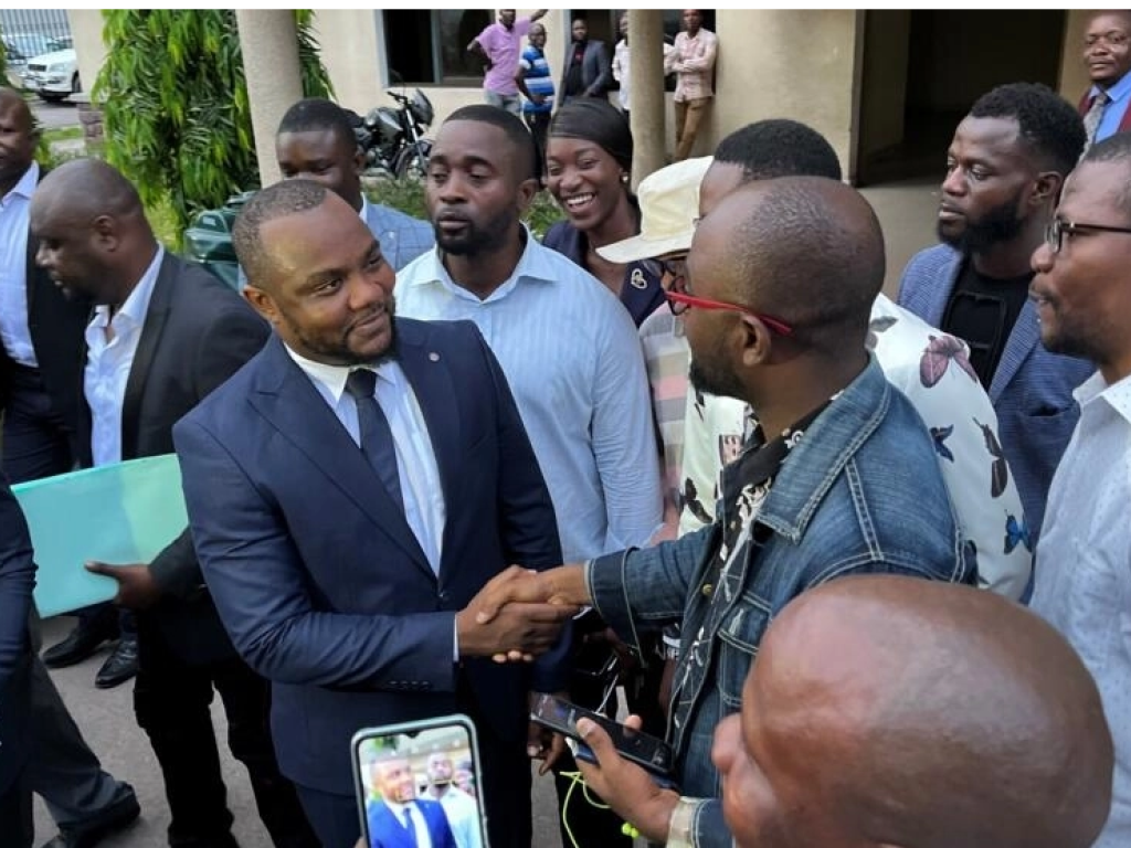 Christian Bosembe (au centre et costume bleu), président du Conseil supérieur de l’audiovisuel et de la communication (CSAC), après sa désignation par consensus, le 25 novembre 2022, à Kinshasa, en RDC. © Pascal Mulegwa/RFI