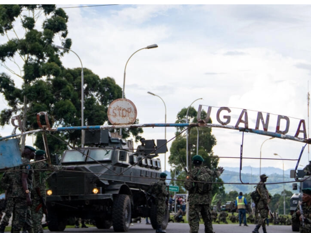 Le contingent ougandais de la force est-africaine entre en RDC par le poste-frontière de Bunagana, le 31 mars 2023. AFP - GLODY MURHABAZI