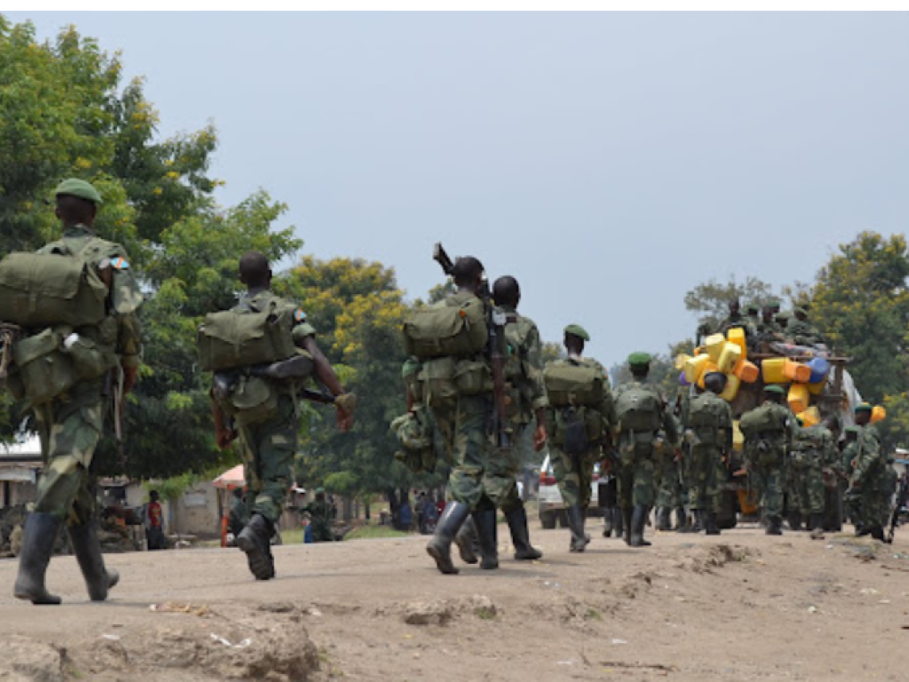 Des soldats du M23 quittent le camp de Rumangabo, après la rencontre entre des responsables de l'EACRF et des rebelles du M23 lors de la cérémonie de passation de pouvoir au camp de Rumangabo, dans l'est de la République démocratique du Congo, le 6 janvier 2023. AFP - GUERCHOM NDEBO