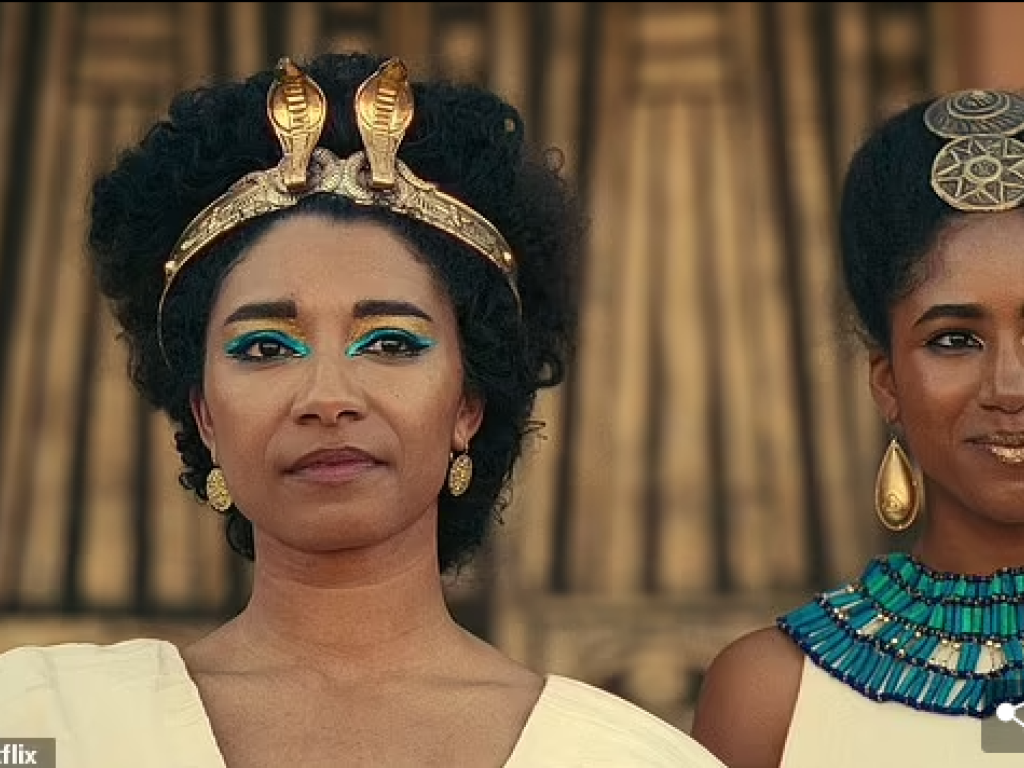 Adele James (gauche) est Cleopatre dans la serie " Les reines africaines" de Netflix. 
