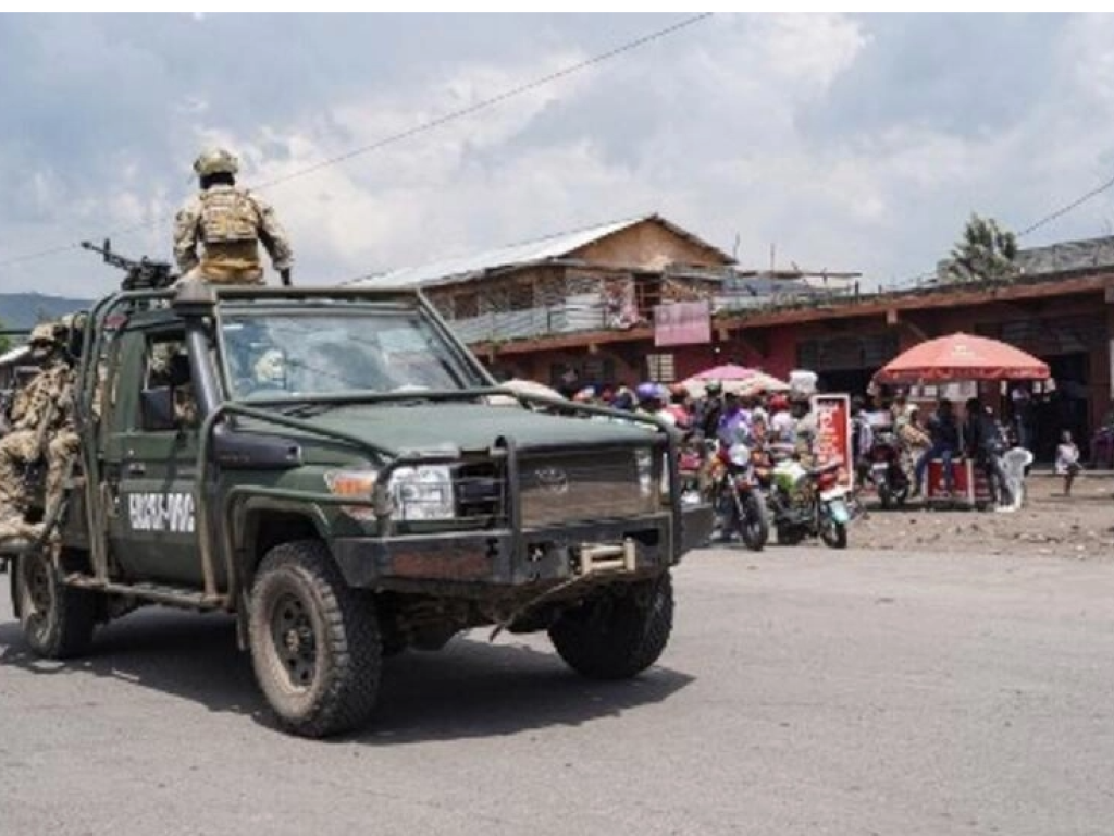 Des troupes de la force commune de la Communauté d'Afrique de l'Est en patrouille à Goma, le 2 décembre 2022, trois jours après les attaques du M23. AFP - GLODY MURHABAZI