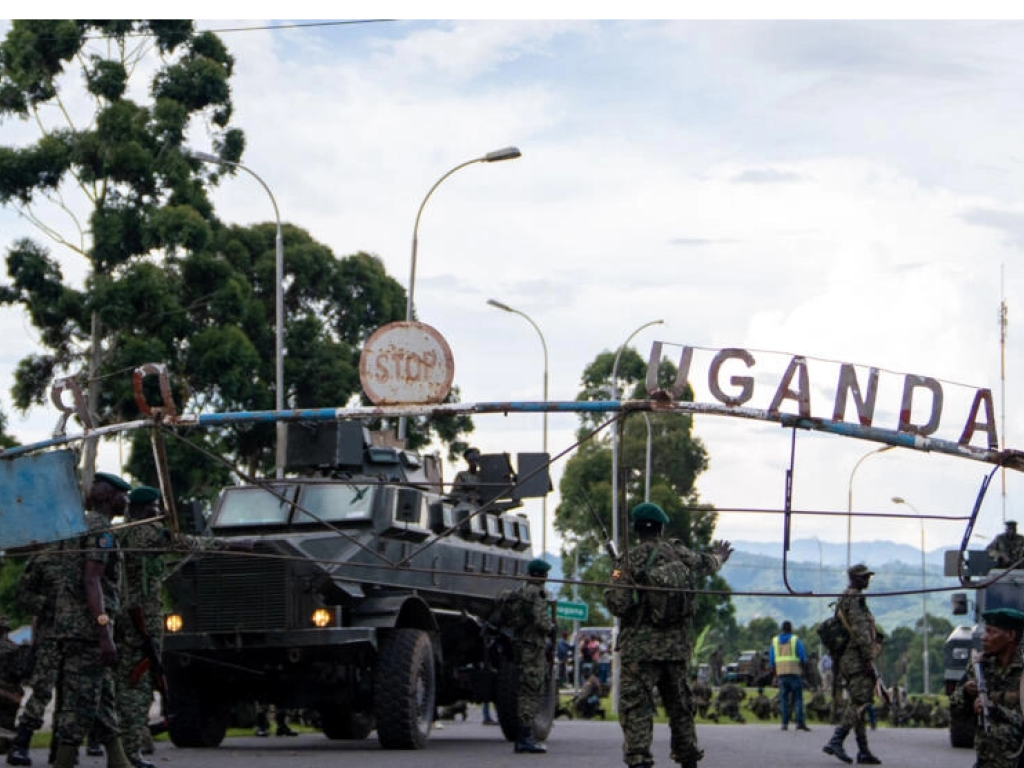 Le contingent ougandais de la force est-africaine entre en RDC par le poste-frontière de Bunagana, le 31 mars 2023. AFP - GLODY MURHABAZI