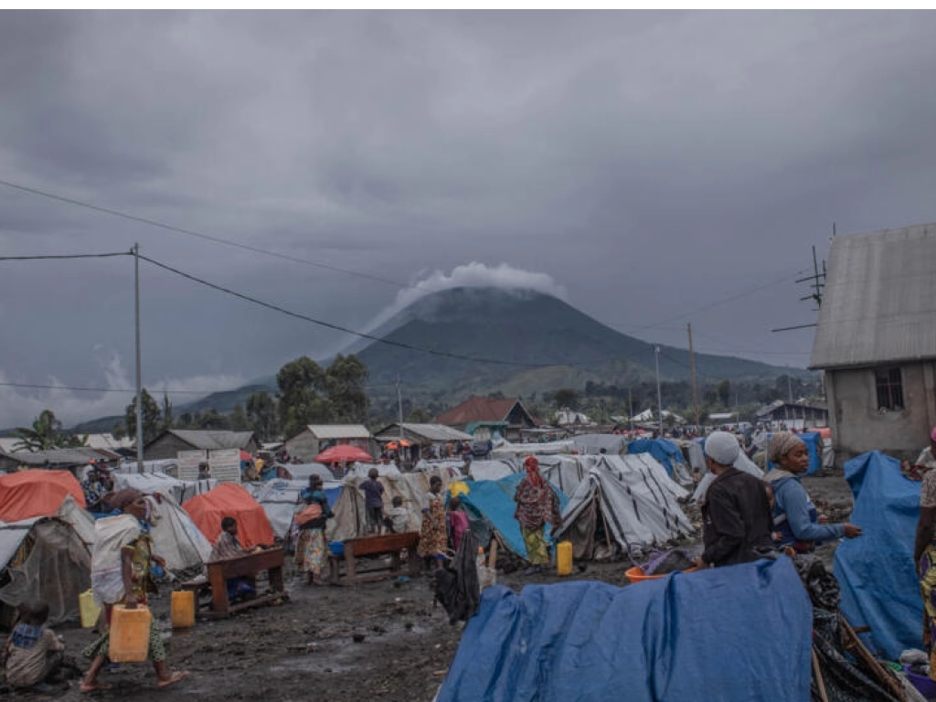 Le nombre de déplacés issus des territoires de l'est de la RDC ne cesse de croître dû aux affrontements entre groupes armés et leurs mouvements. Ici, des déplacés cherchant des vivres à Kanyaruchinya, le 5 décembre 2022. © Guerchom Ndebo / AFP