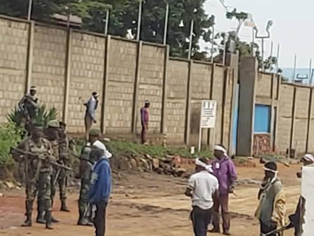 [Illustration] Les miliciens CODECO envahissent les alentours de la prison centrale de Bunia. Radio Okapi/Ph Martial Kiza Byamungu