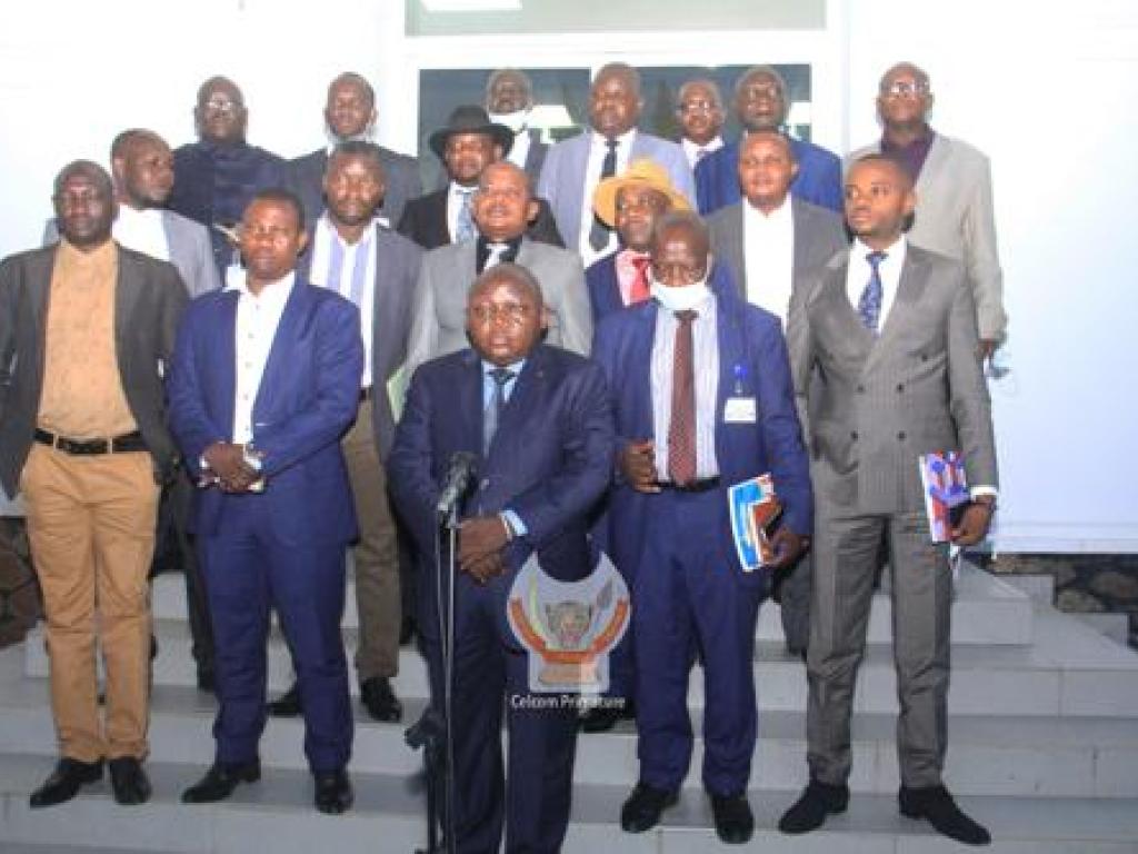 Les membres du caucus des députés nationaux de lIturi jeudi 29 avril 2021 à Kinshasa devant la Primature. Photo primature