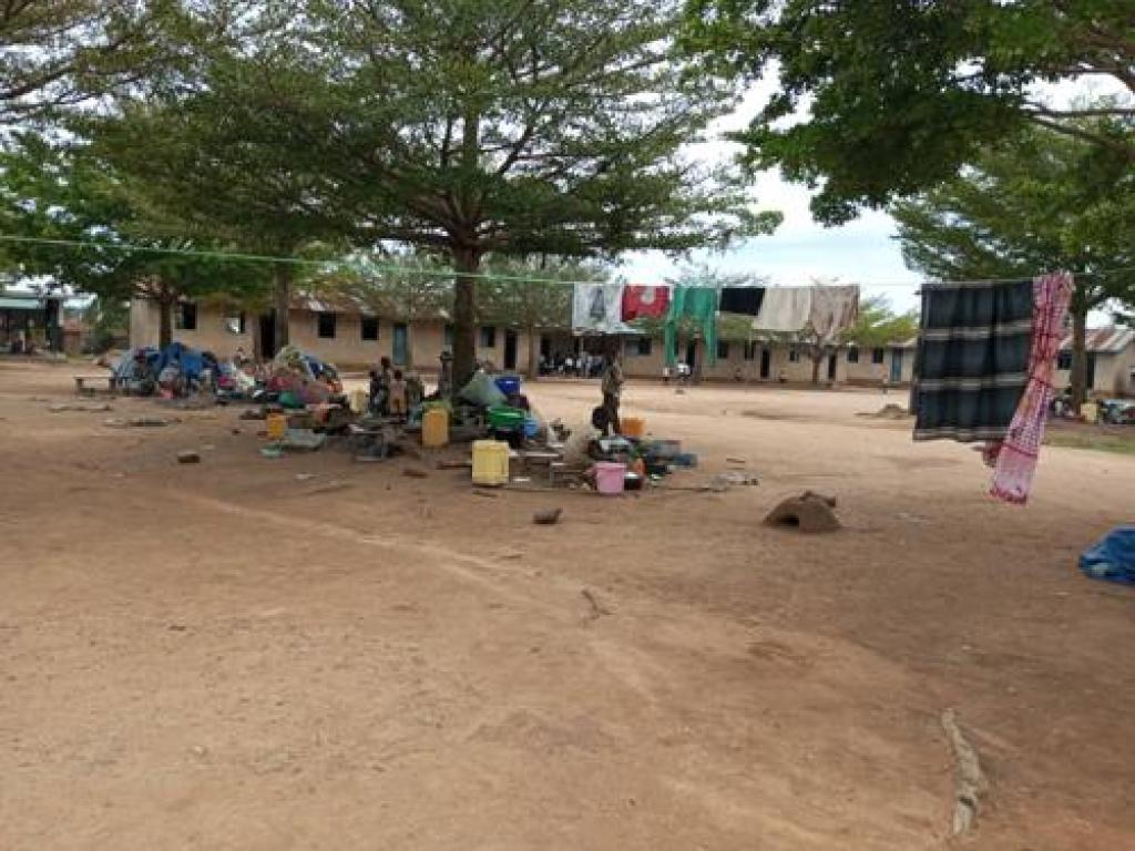 Beni, la cour de l'école primaire Mwangaza de Oicha envahie par les ménages des déplacés. Septembre 2022. Radio Okapi.Ph/ Marc Maro Fimbo