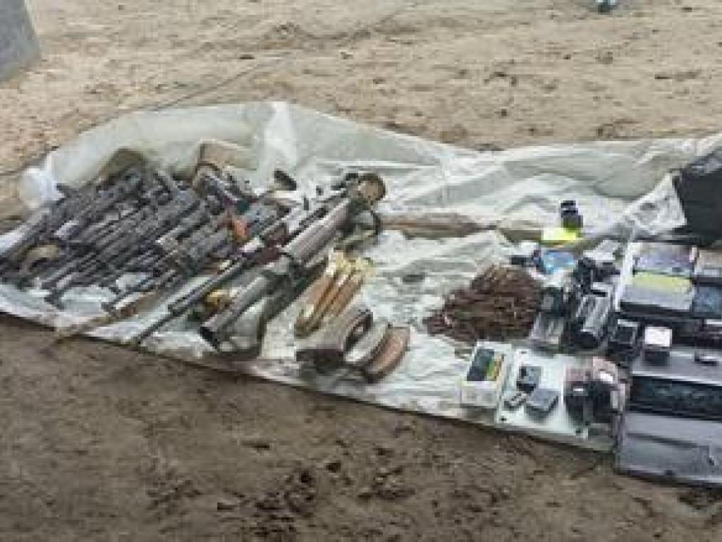 Des armes et munitions de guerre et d'autres effets découverts dans la concession du député Mwangachuchu, exposés le 4/04/2023 à la prison militaire de Ndolo à l'occasion d'une audience publique. Ph Jeef Ngoy. Radio Okapi