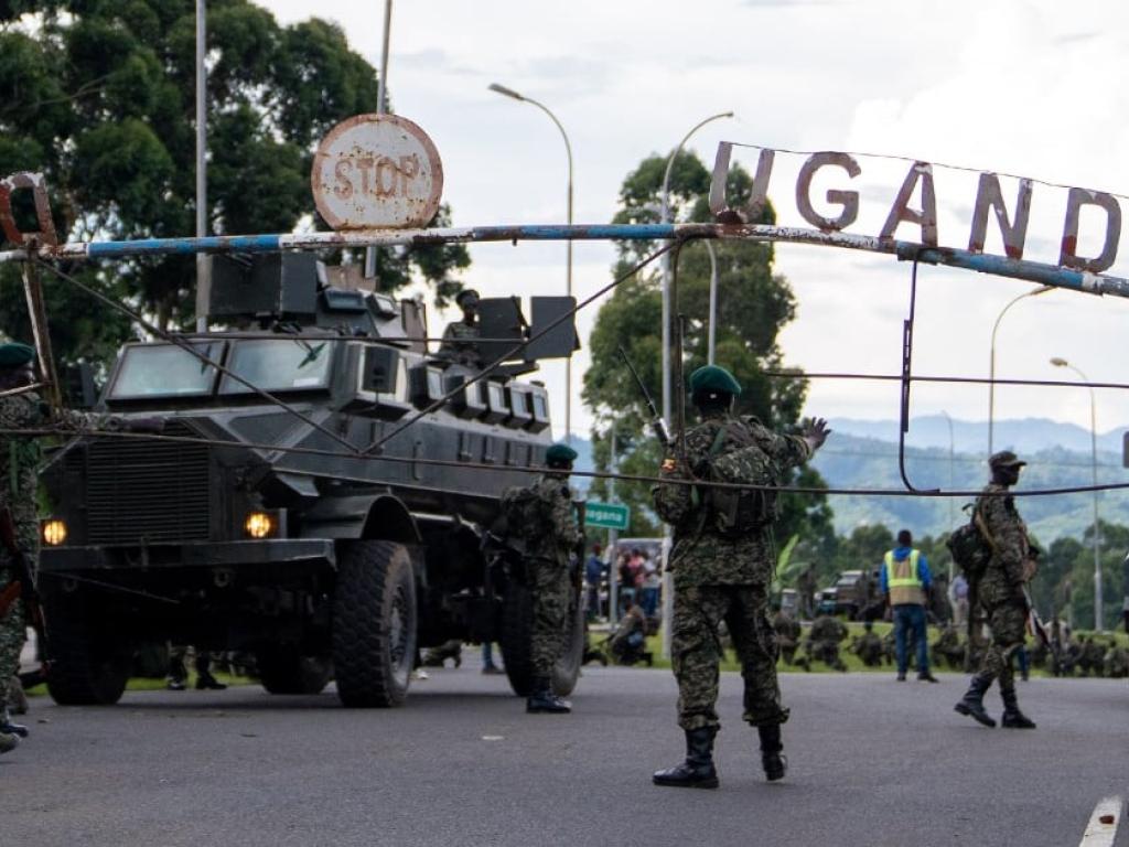 Des soldats des Forces de défense ougandaises se positionnent à la frontière de la RDC, à Bunagana, le 31 mars 2023. © Glody MURHABAZI / AFP