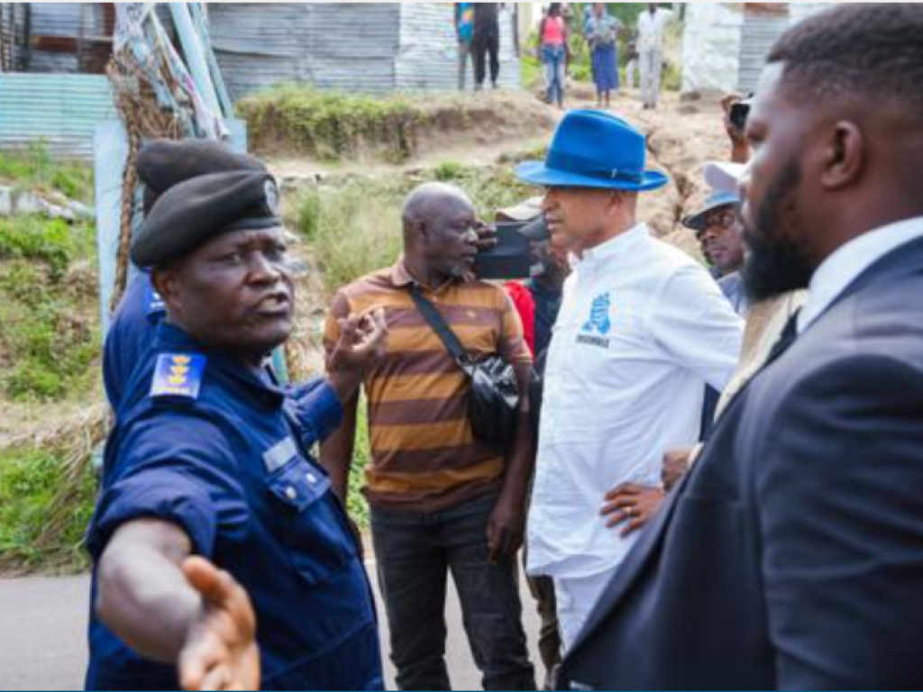 Le cortège de Moïse Katumbi, qui se rend au Kongo-Central, est bloqué par la police au niveau de Mitendi, à la sortie de la ville de Kinshasa. Mardi 23 mai 2023. Photo CellCom/Katumbi