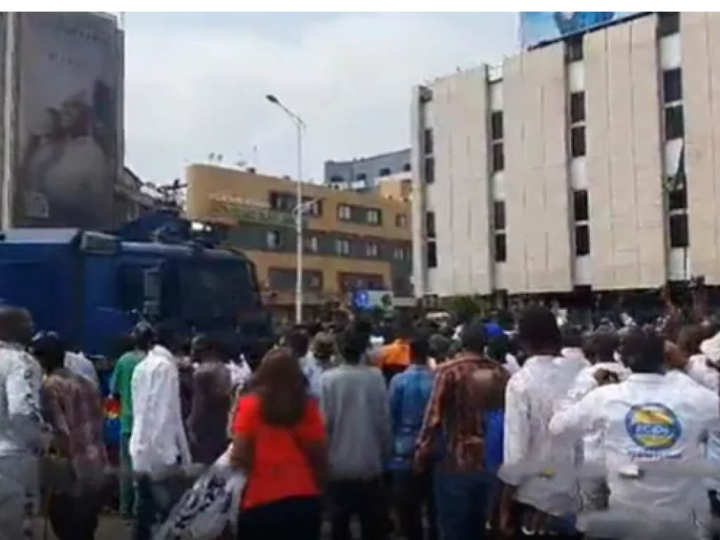 Le camion de la police veut forcer le bloc de manifestants