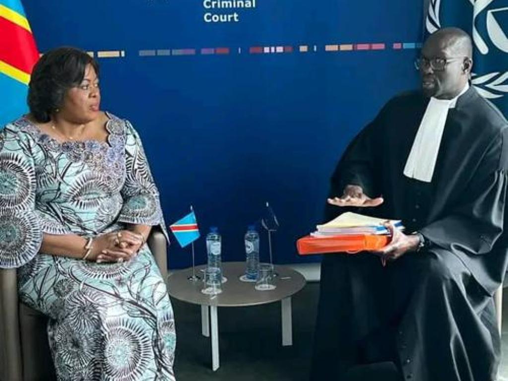 La ministre de la Justice, Rose Mutombo Kiese déposant, le 23 mai 2023 à la Haye, une plainte contre les RDF/M23 pour des exactions commises en RDC, auprès du procureur adjoint de la Cour pénale internationale, Mame Mandiaye Niang. Photo ministère de la Justice