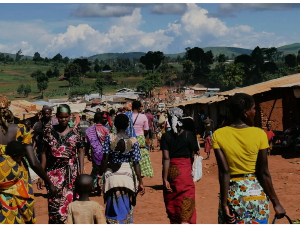Juin 2023. C'est la cohue dans le camp bondé de Rhoe, sur le territoire de Djugu (province d'Ituri, en RDC) où plusieurs dizaines de milliers de déplacés souffrent de la faim © Coralie Pierret/RFI